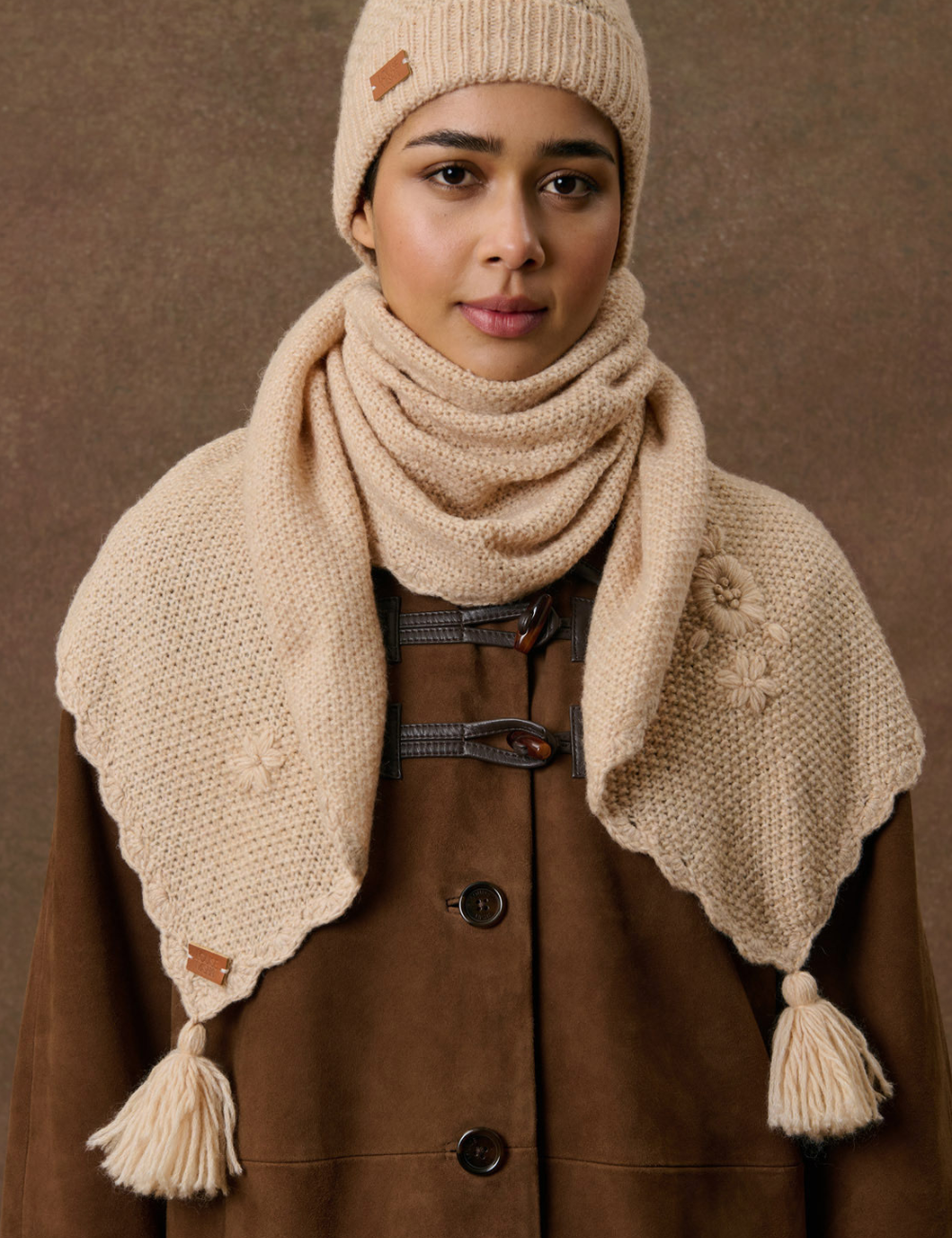 Echarpe beige POMPON LOUISE MISHA - Boutique L’anana(s)