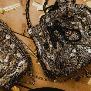 Nos sacs habillés pour votre réveillon !
✨✨✨
 De jolis détails de perles, et de sequins.
#outfit #sachabille #sacargent #ootd #sac #bag #boutiquelananas #bordeaux